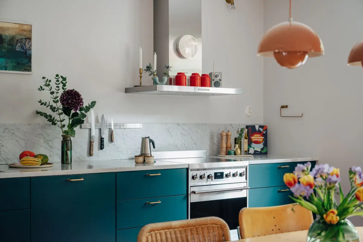 A Scandi Apartment with Bright Color Pops and a Beautiful Courtyard Terrace 6 soder28