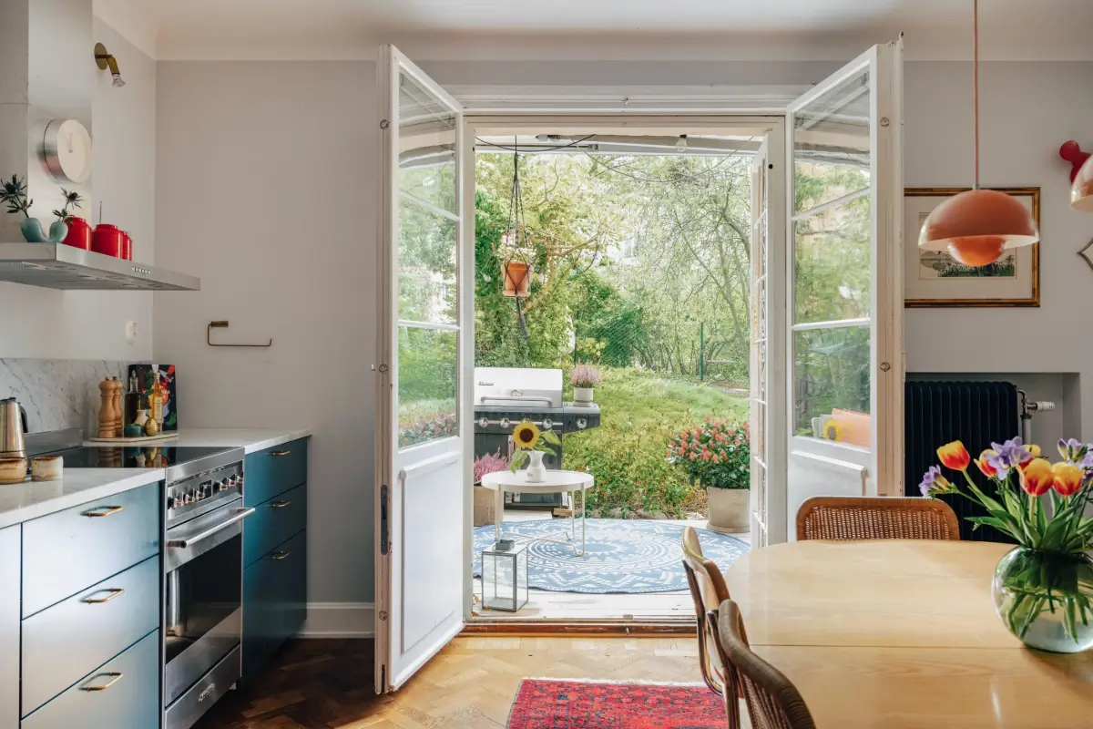 A Scandi Apartment with Bright Color Pops and a Beautiful Courtyard Terrace 8 soder29