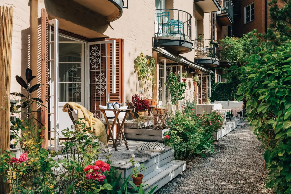 A Scandi Apartment with Bright Color Pops and a Beautiful Courtyard Terrace 10 soder3