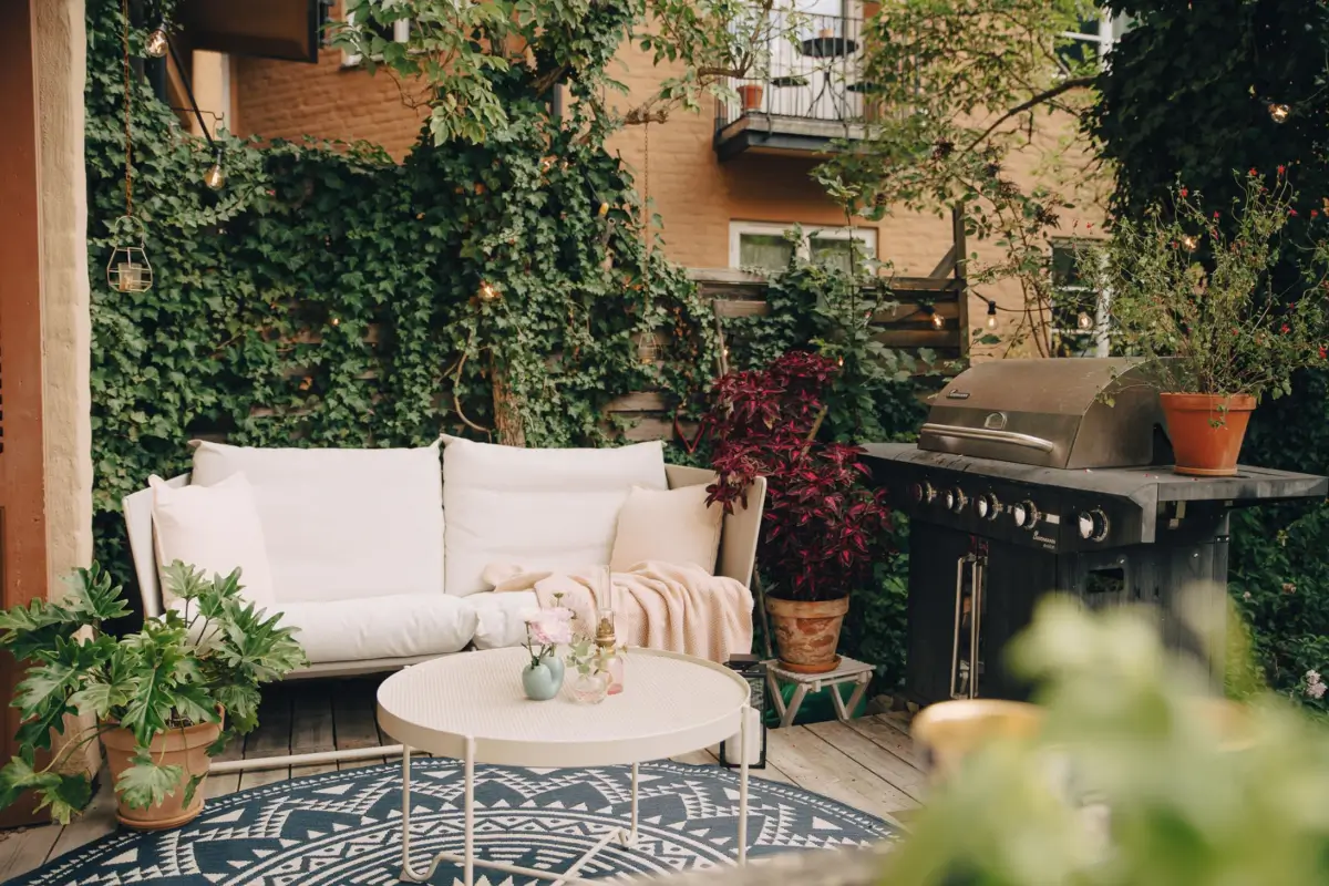 A Scandi Apartment with Bright Color Pops and a Beautiful Courtyard Terrace 14 soder31