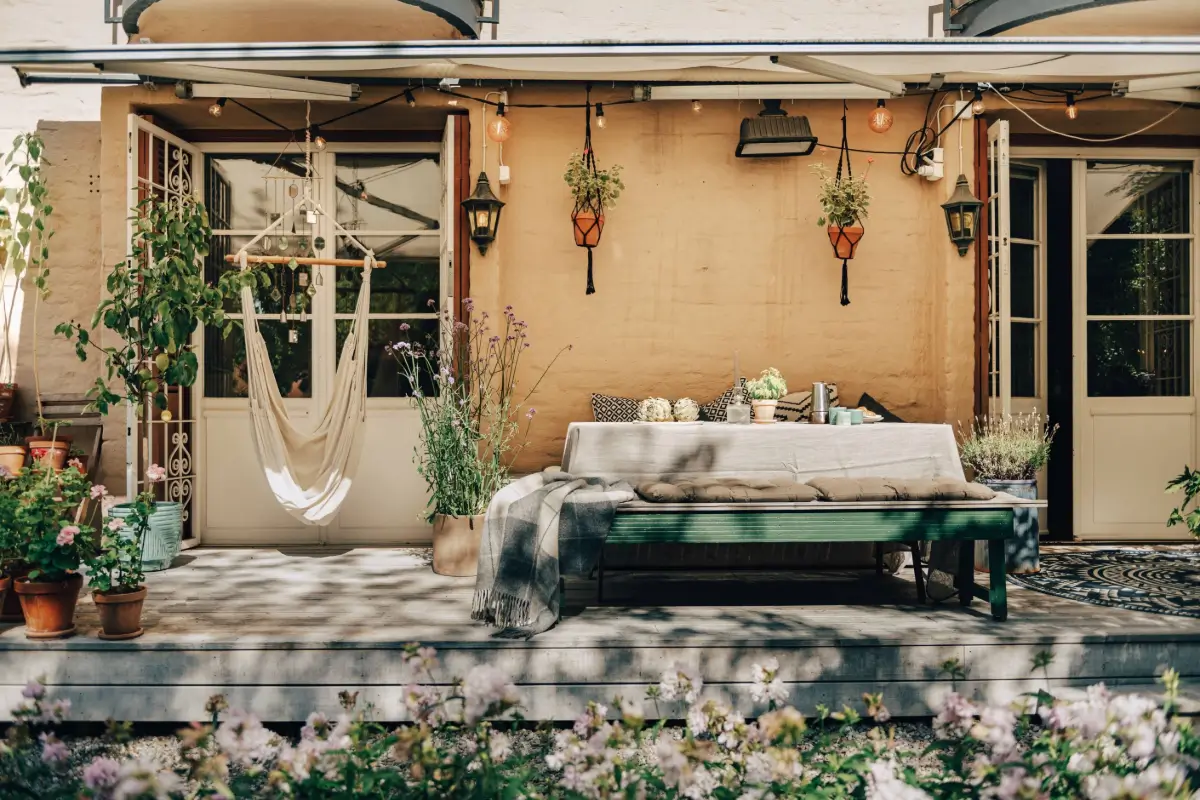 A Scandi Apartment with Bright Color Pops and a Beautiful Courtyard Terrace 13 soder32