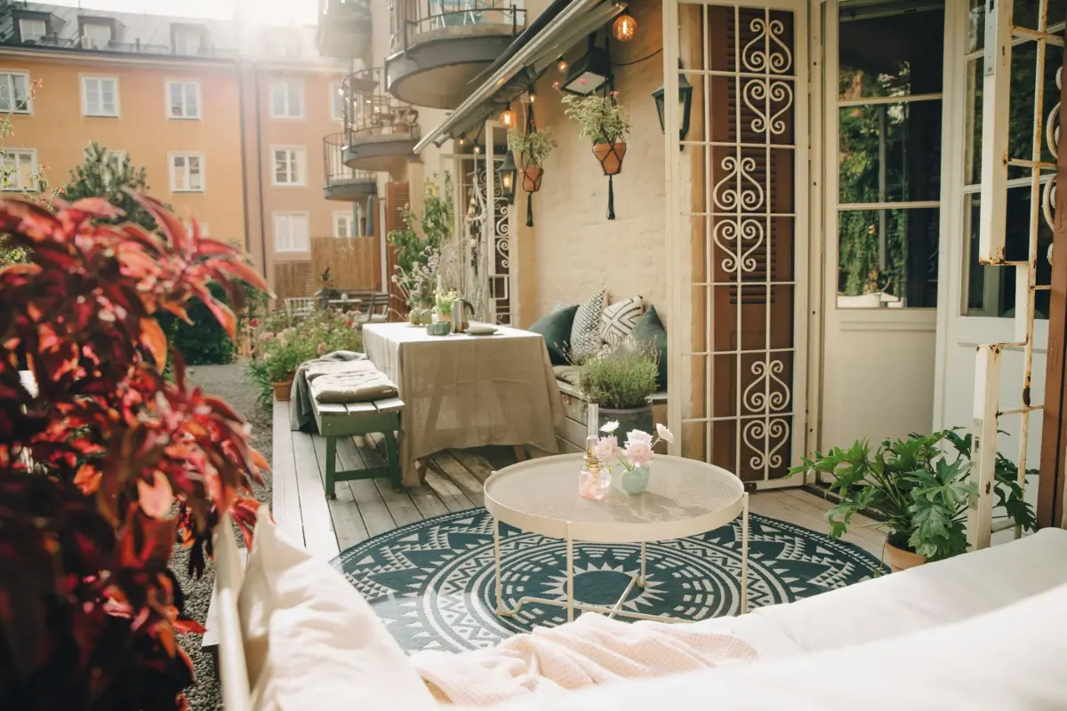 A Scandi Apartment with Bright Color Pops and a Beautiful Courtyard Terrace 12 soder34