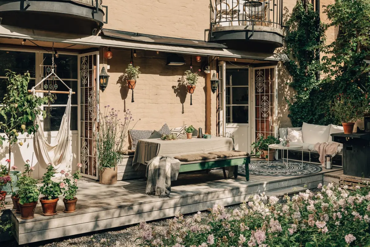 A Scandi Apartment with Bright Color Pops and a Beautiful Courtyard Terrace 11 soder35