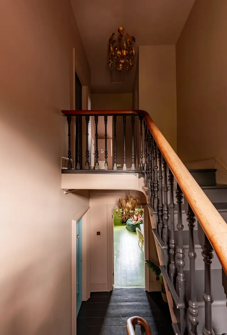 A Dramatic Color Palette in a Large Victorian Family Townhouse 33 stairs