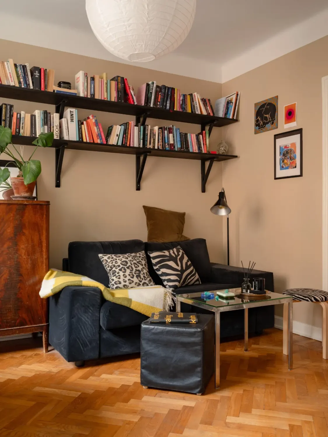 Warm Beige Walls and Practical Niches in a 1920s Studio Apartment 2 studio apartment dark beige walls bookshelves