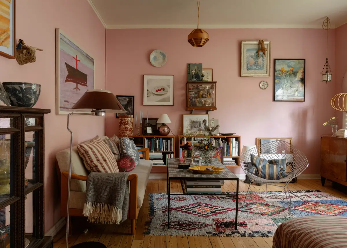 A Pink 1930s Studio Apartment with a Lovely Private Garden 2 studio apartment pink walls colorful rug