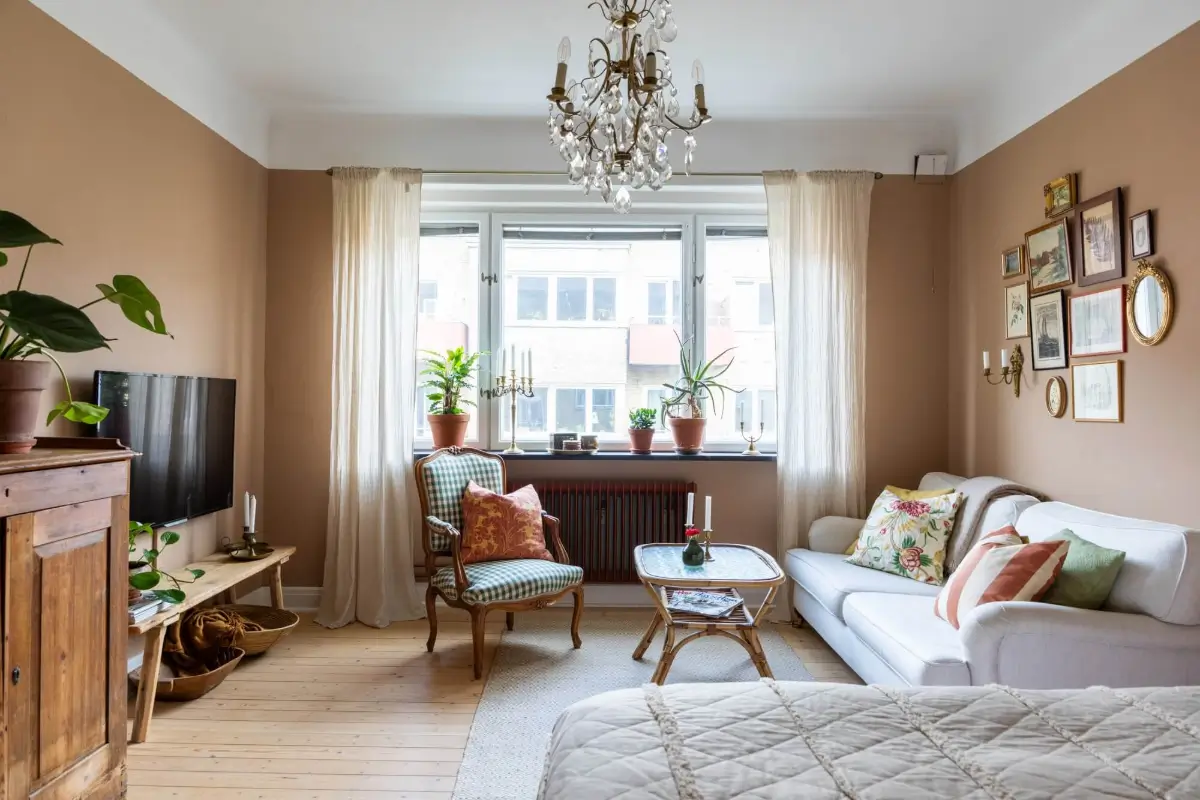 studio apartment warm wall color wooden floorboards