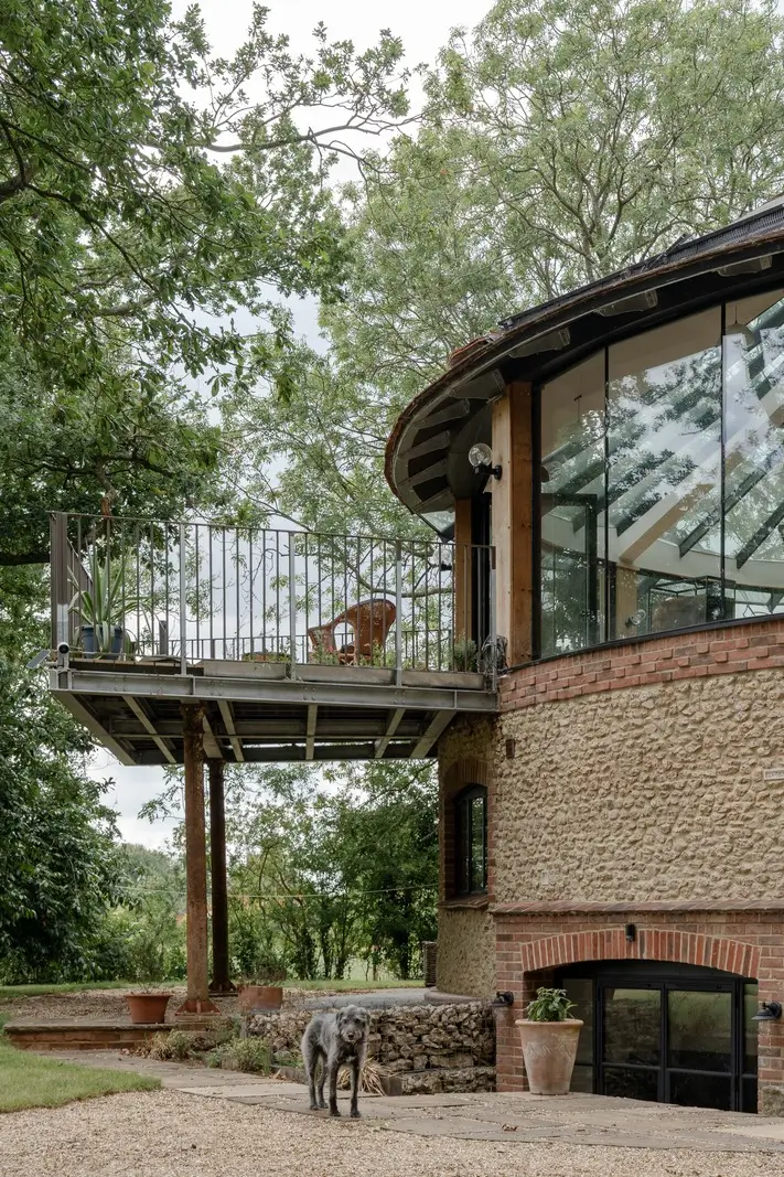 the roundhouse england3 The Roundhouse: A Sustainable Five-Bedroom House in the Hertfordshire Countryside