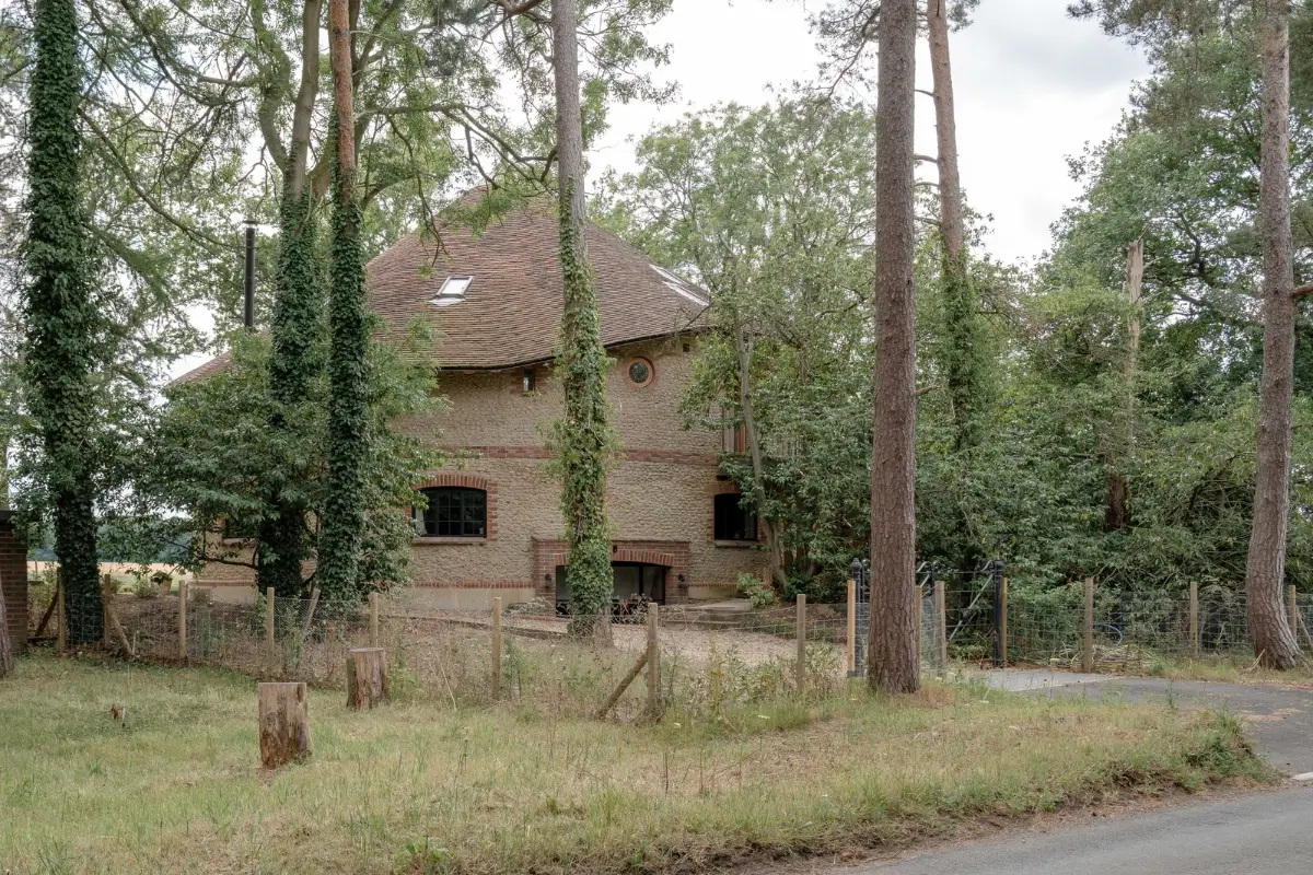 the roundhouse england31 The Roundhouse: A Sustainable Five-Bedroom House in the Hertfordshire Countryside