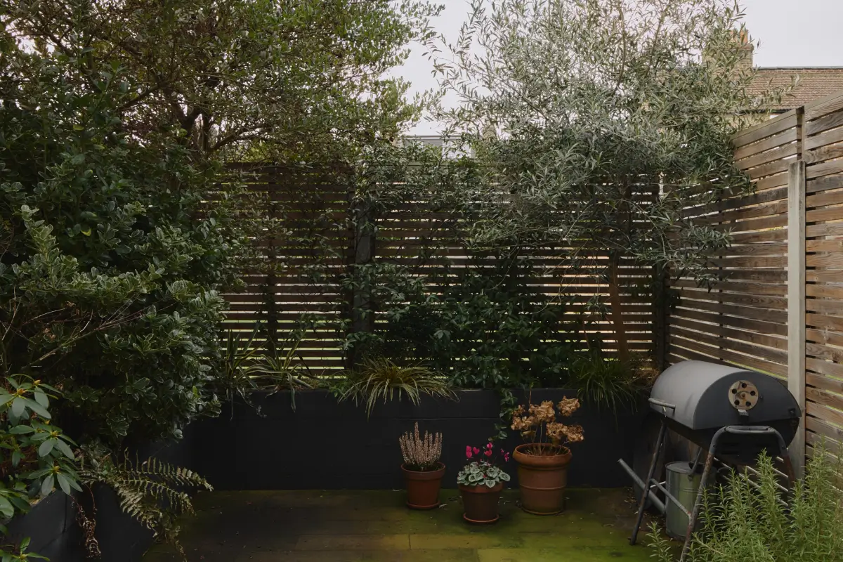 Modern Craftsmanship and Historic Charm in a London Home 12 tiny city garden