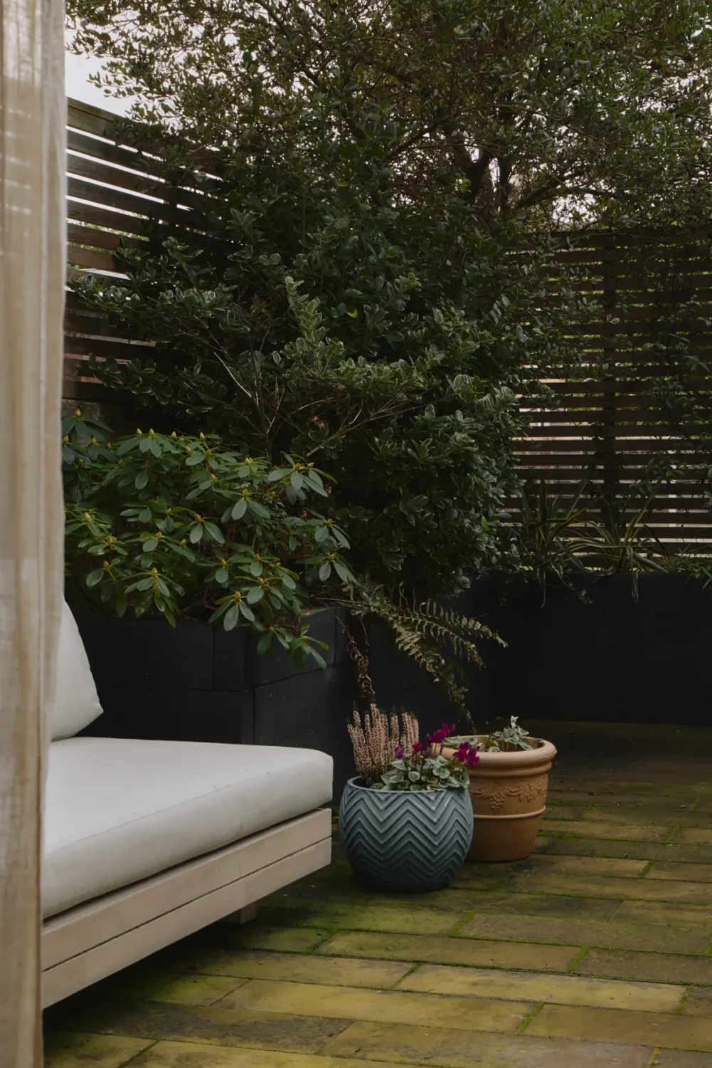 Modern Craftsmanship and Historic Charm in a London Home 13 tiny garden lounge sofa