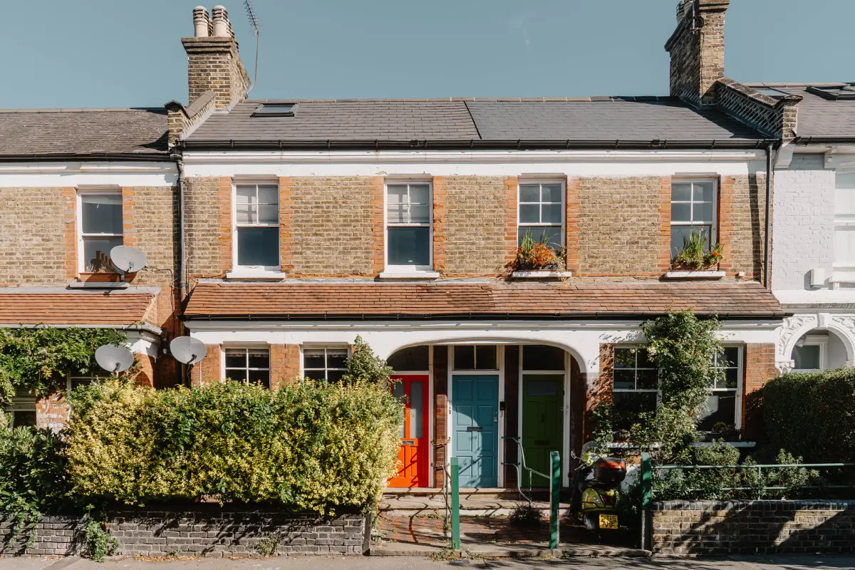 Shades of Blue and Original Details in a Victorian Garden Apartment 19 victorian house facade Shades of Blue and Original Details in a Victorian Garden Apartment