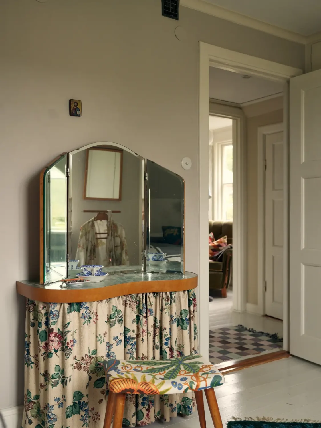 A Cheerful Color Palette in an Early 20th Century Villa in Stockholm 22 vintage vanity table