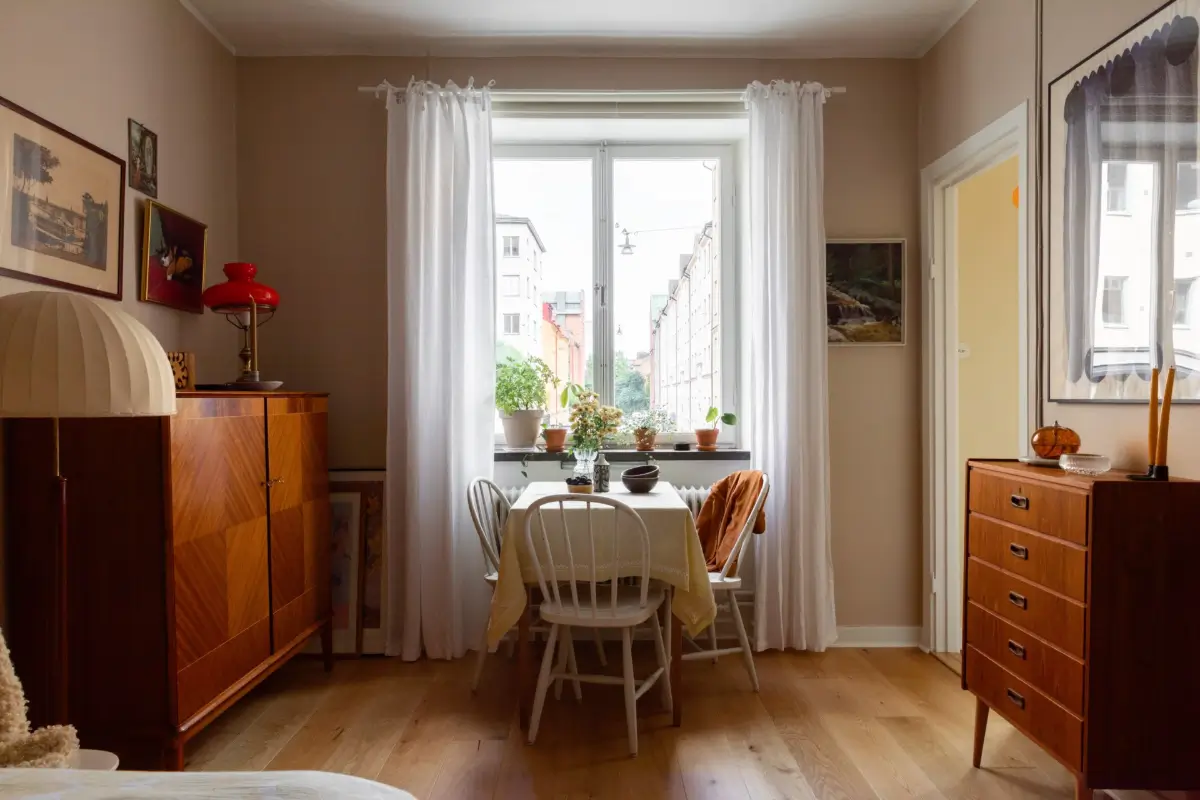 A Warm Beige Studio Apartment with a Butter-Yellow Kitchen 6 warm-beige-studio-apartment-yellow-kitchen-nordorom1