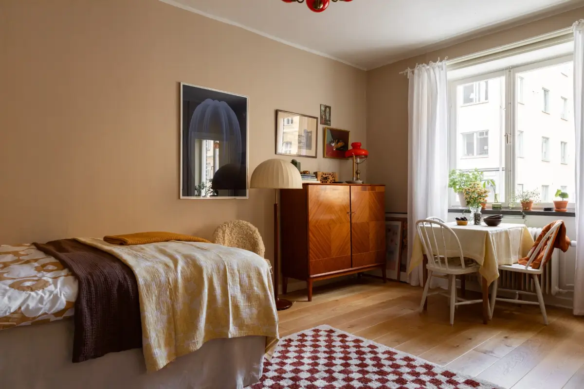 A Warm Beige Studio Apartment with a Butter-Yellow Kitchen 4 warm-beige-studio-apartment-yellow-kitchen-nordroom4