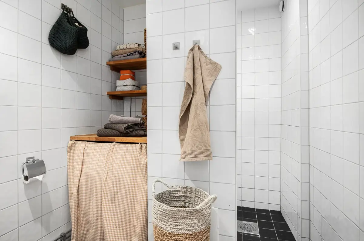Warm Colors and an Open-Plan Living Space in a Stockholm Apartment 14 white-tiled bathroom