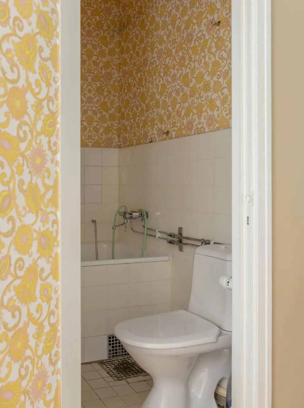 yellow wallpaper bathroom