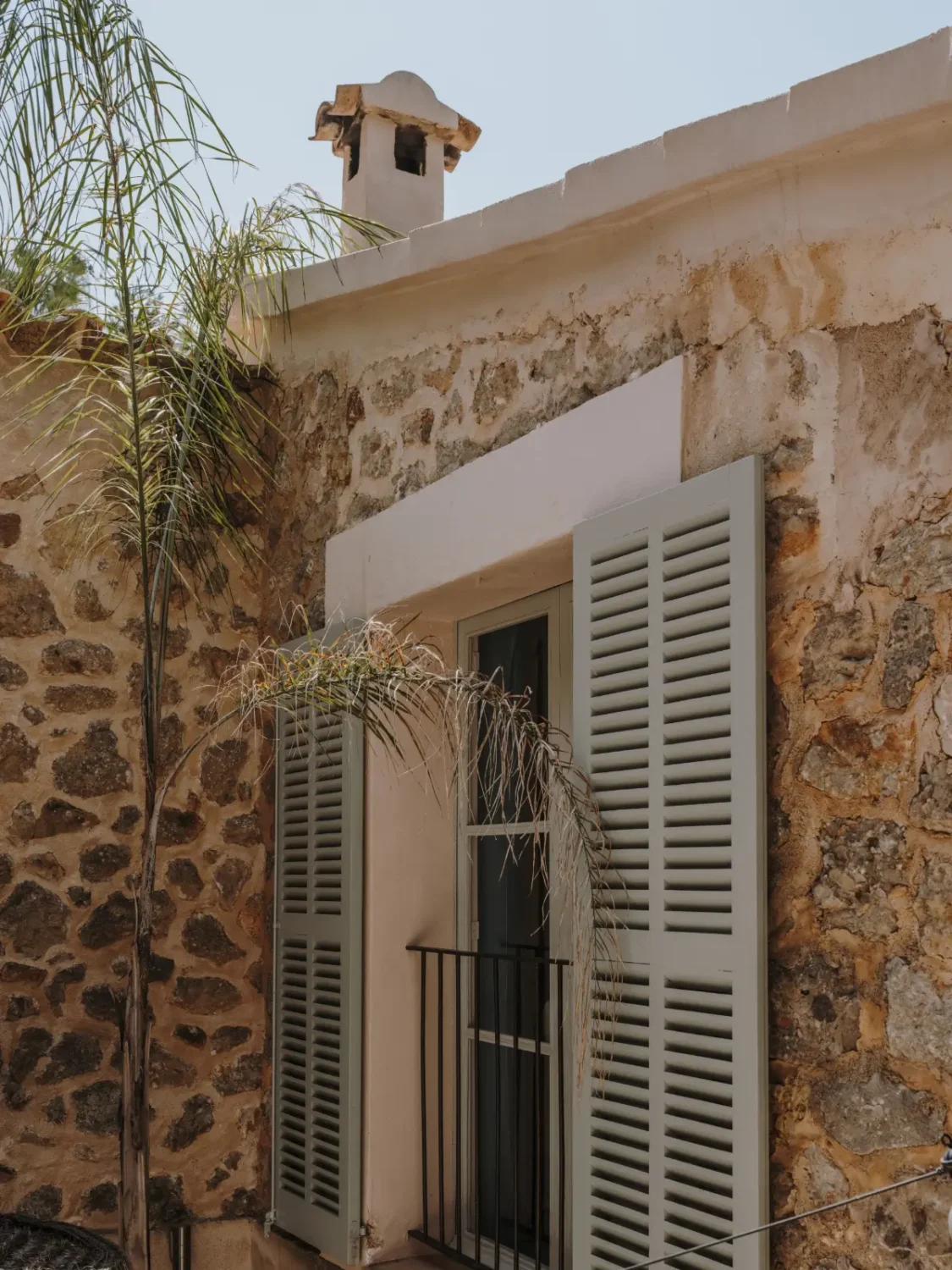 A Deià Home with Historic Character, Natural Materials, and a Charming Terrace 43 c