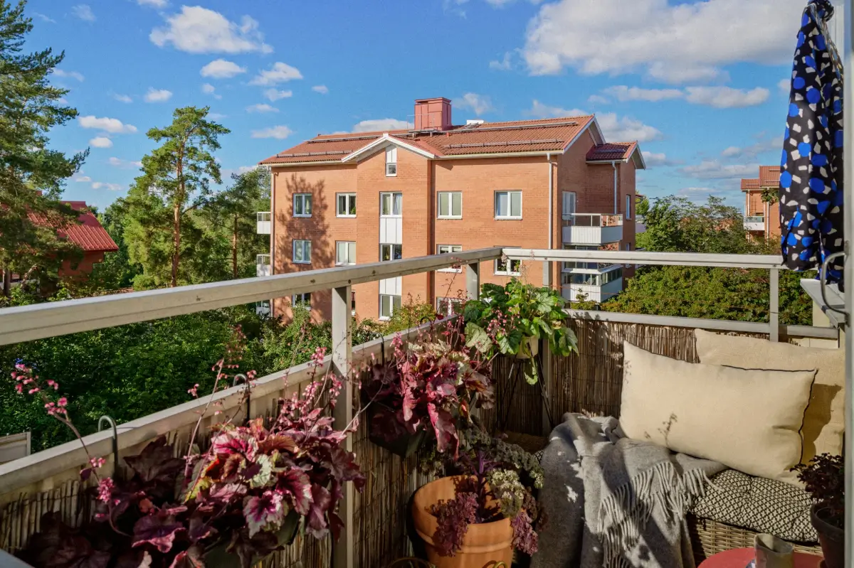 Green Tones and Period Elements in a 1940s Apartment 4 balcony