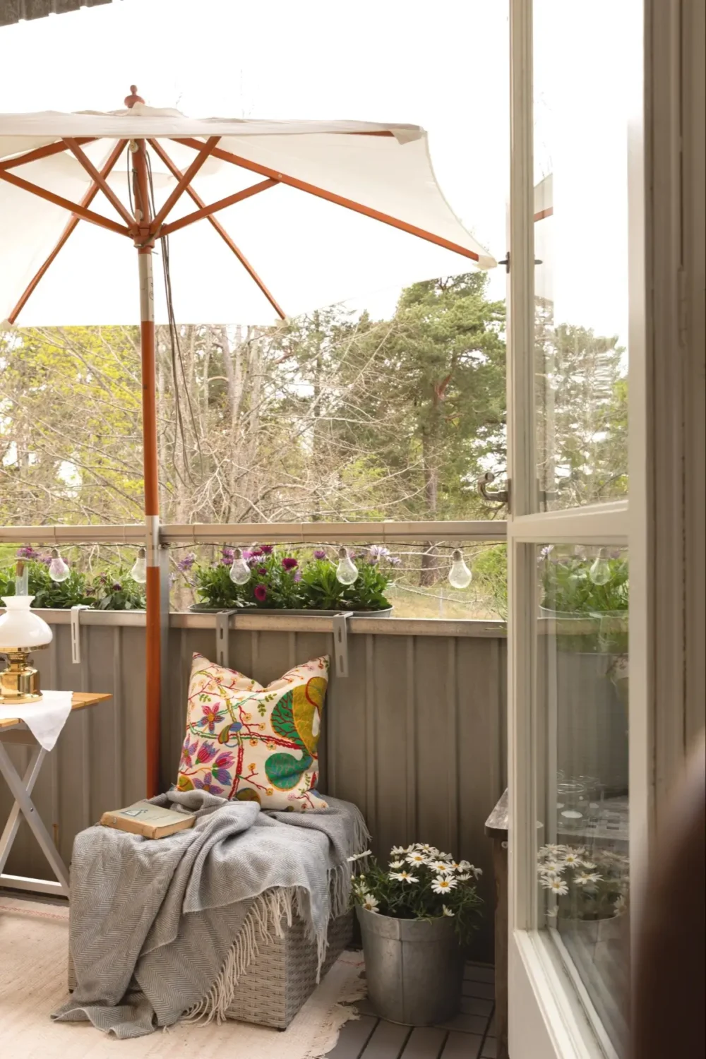 A Well-Preserved 1950s Apartment North of Stockholm 6 balcony