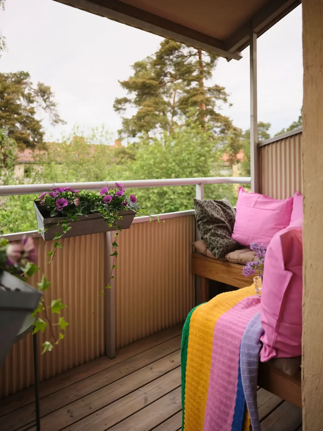 A Natural Color Palette in a Swedish 1940s Apartment 5 balcony corner bench