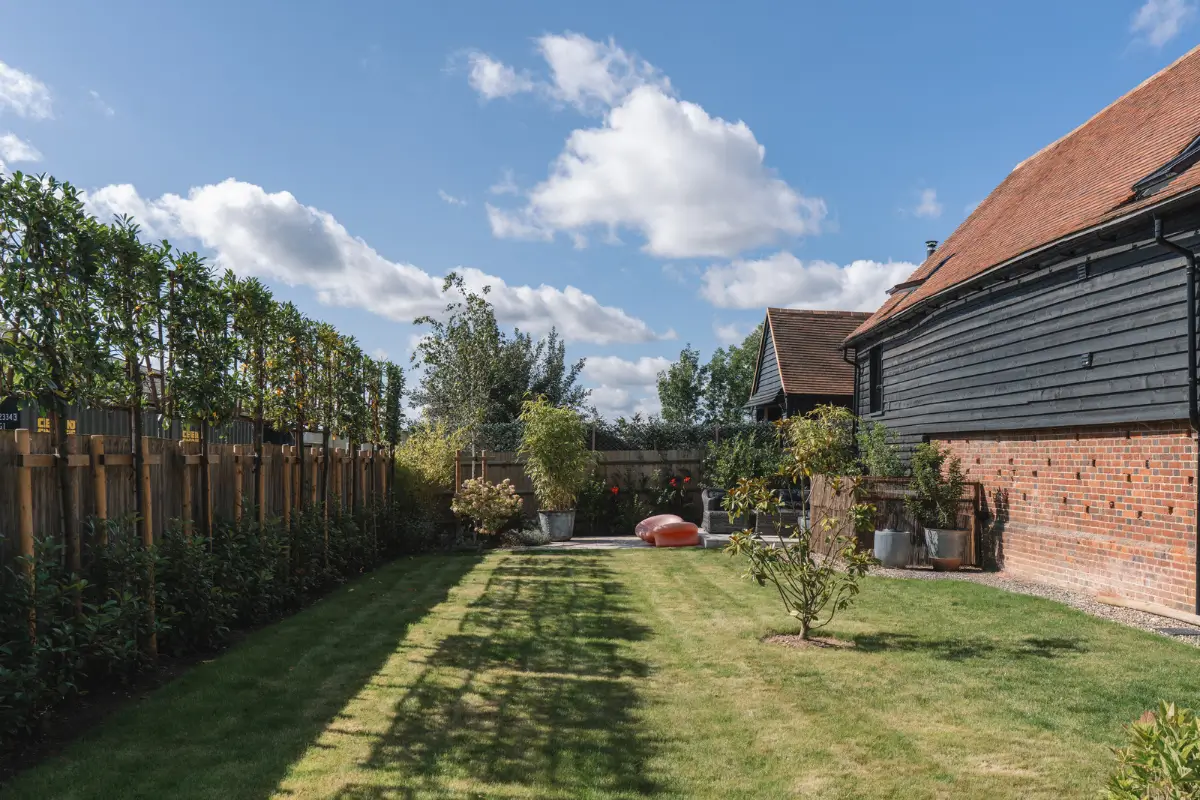 A Restored 18th-Century Barn in Blends Heritage and Modern Harmony 30 c
