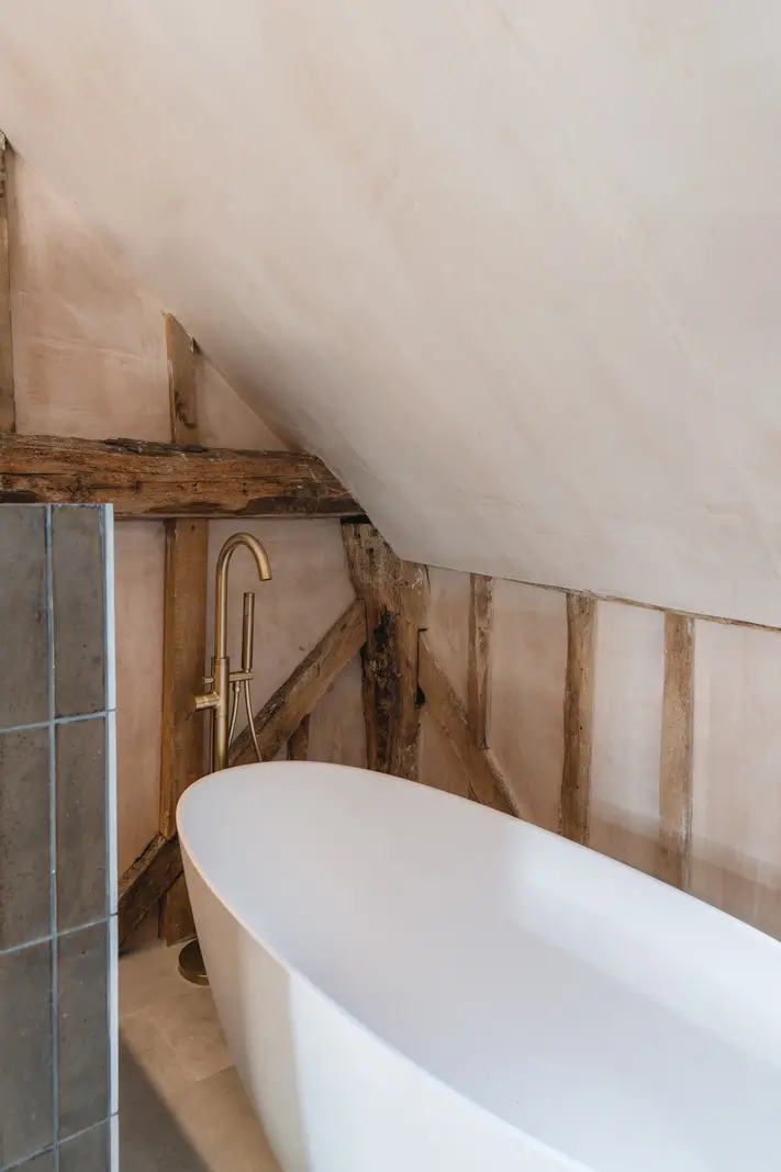 A Restored 18th-Century Barn in Blends Heritage and Modern Harmony 25 barn-conversion-england10