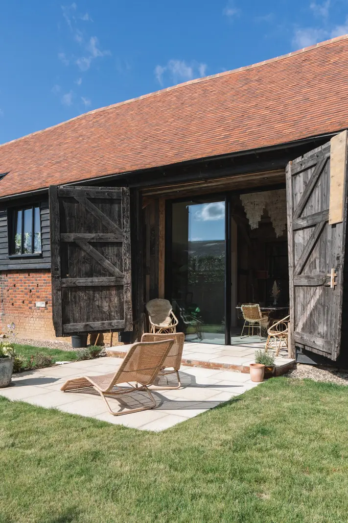 A Restored 18th-Century Barn in Blends Heritage and Modern Harmony 26 barn-conversion-england2