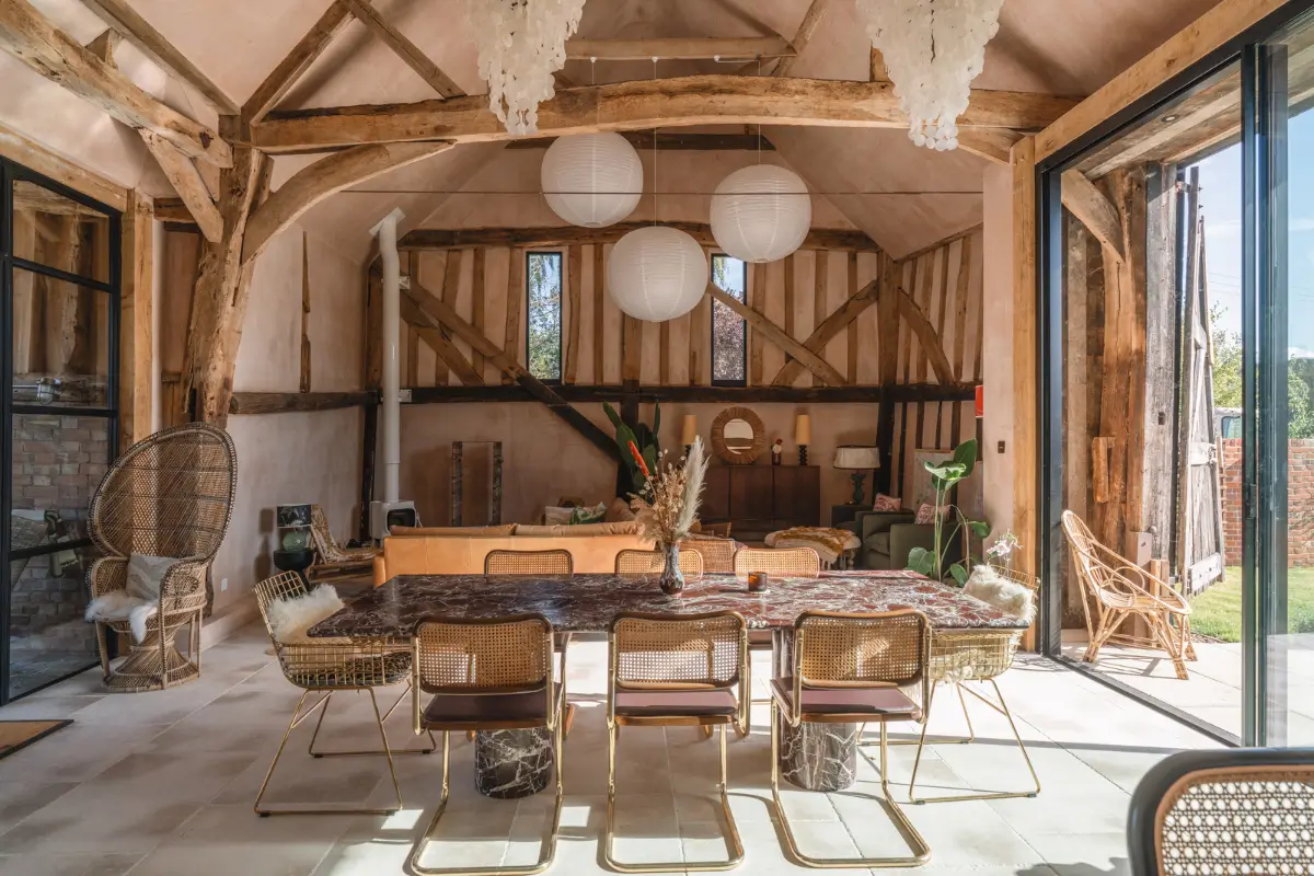 A Restored 18th-Century Barn in Blends Heritage and Modern Harmony 2 barn-conversion-england25