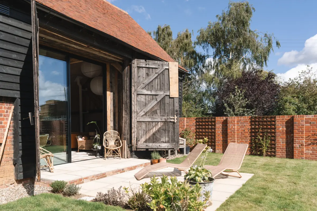 A Restored 18th-Century Barn in Blends Heritage and Modern Harmony 29 barn-conversion-england3