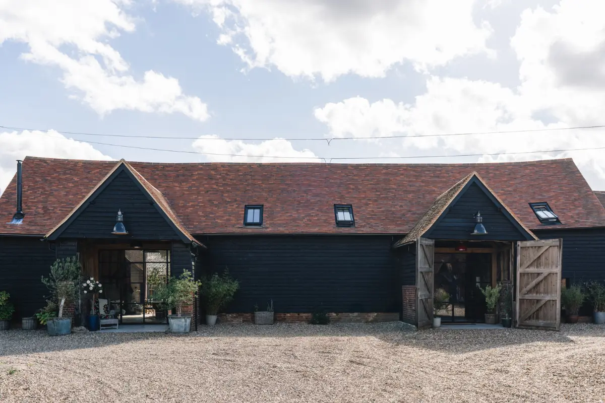 A Restored 18th-Century Barn in Blends Heritage and Modern Harmony 33 barn-conversion-england32