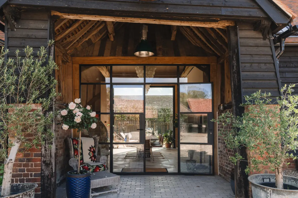 A Restored 18th-Century Barn in Blends Heritage and Modern Harmony 32 barn-conversion-england4