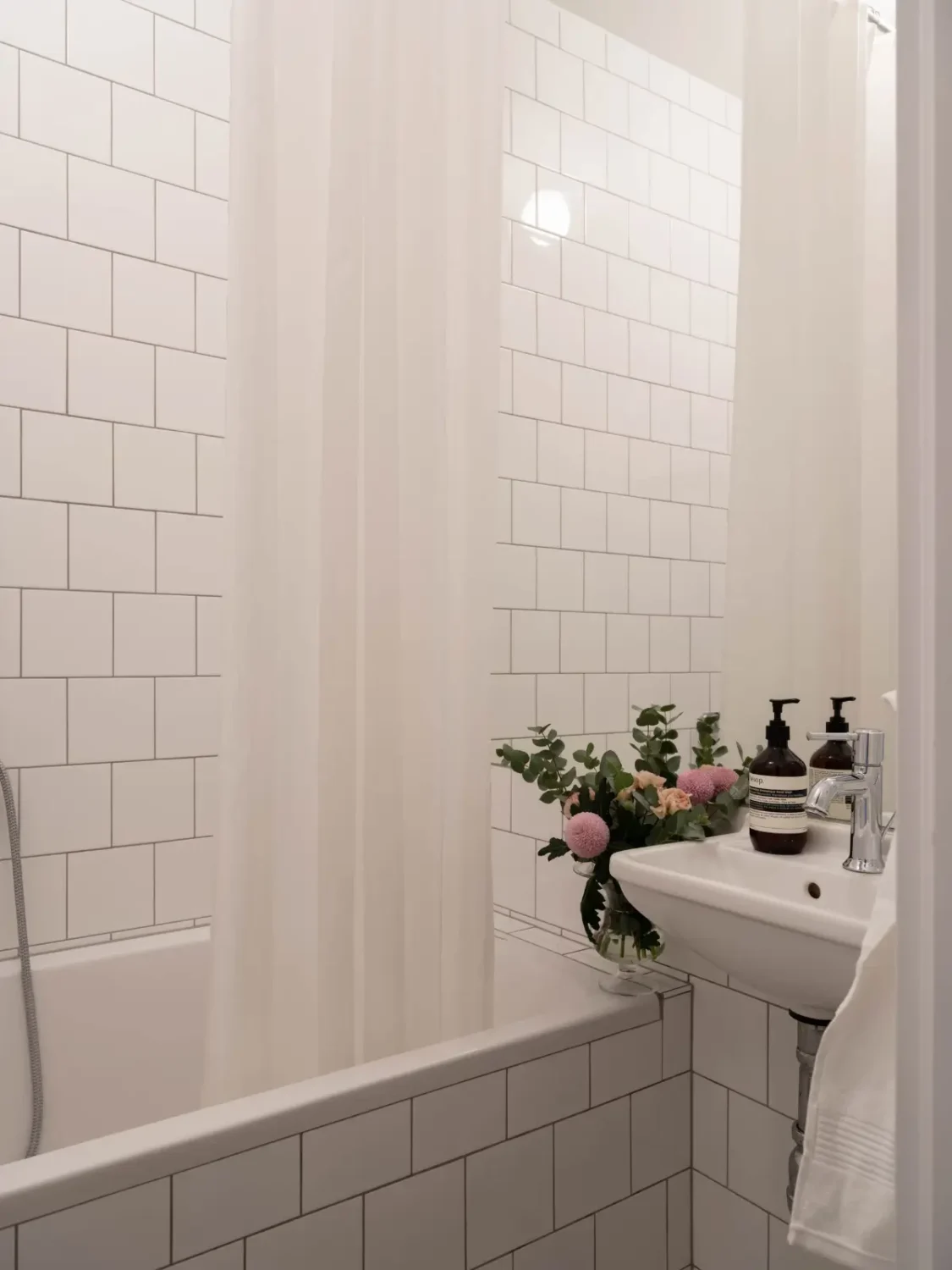 A Light and Spacious Corner Apartment in a 19th-Century Building 32 bathroom with bath and white tiles