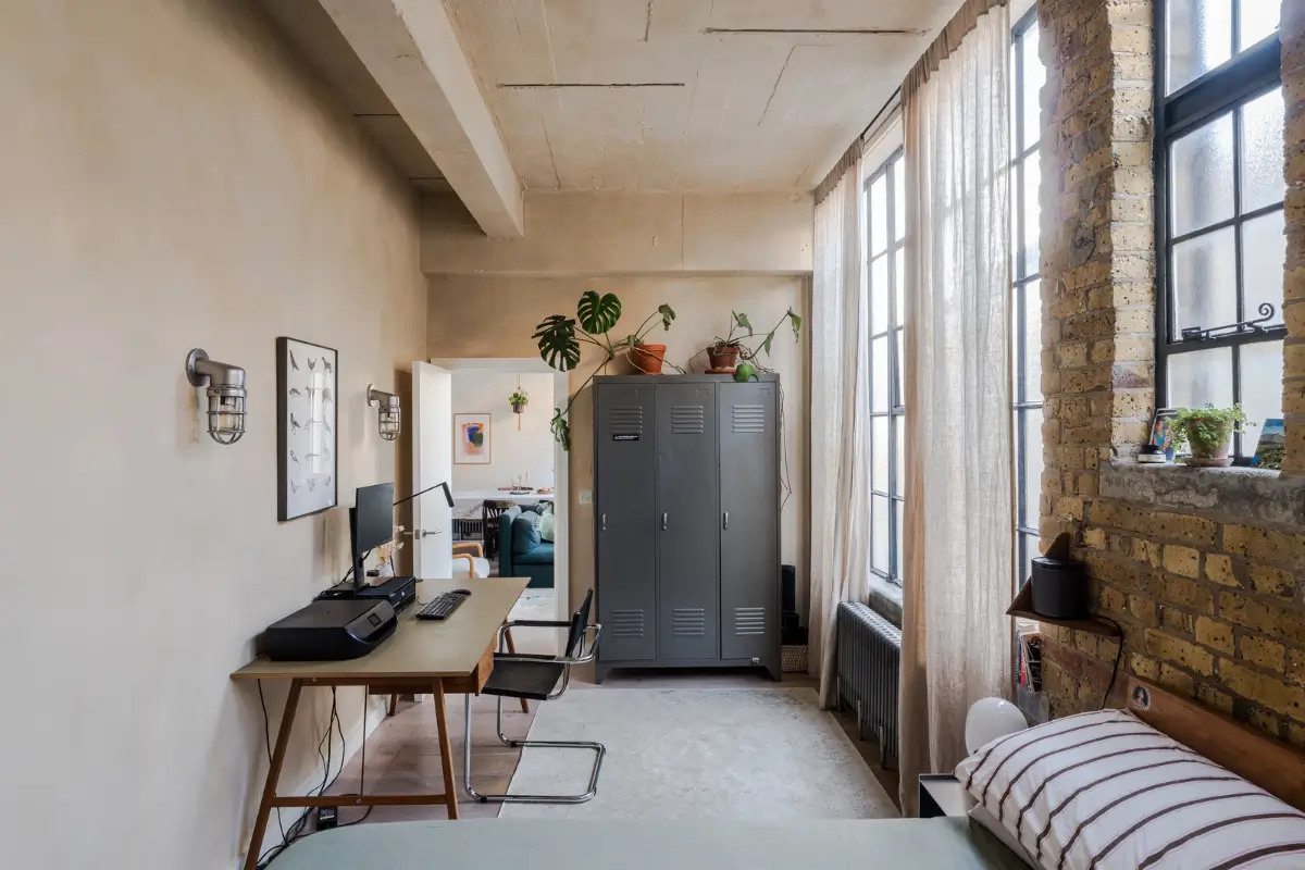 An Industrial London Apartment in a Former 1920s Shoe Factory 12 c