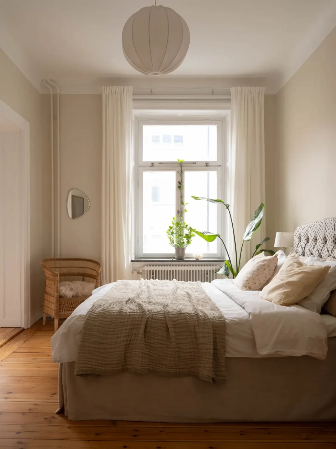 A Light and Spacious Corner Apartment in a 19th-Century Building 21 bedroom wooden floor warm beige walls
