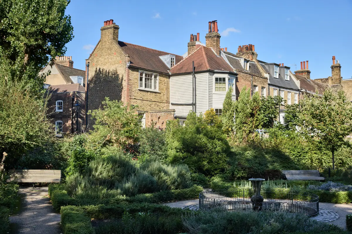 A deVOL Kitchen in a Beautiful Restored Georgian Townhouse in London 33 communal garden