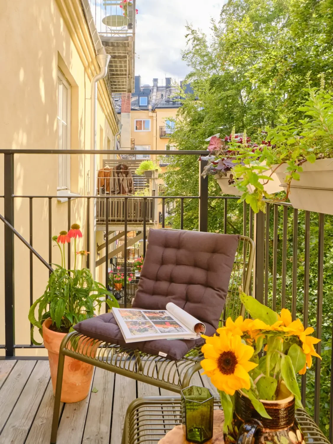 Green and Apricot Rooms in a Charming Stockholm Apartment 9 courtyard balcony