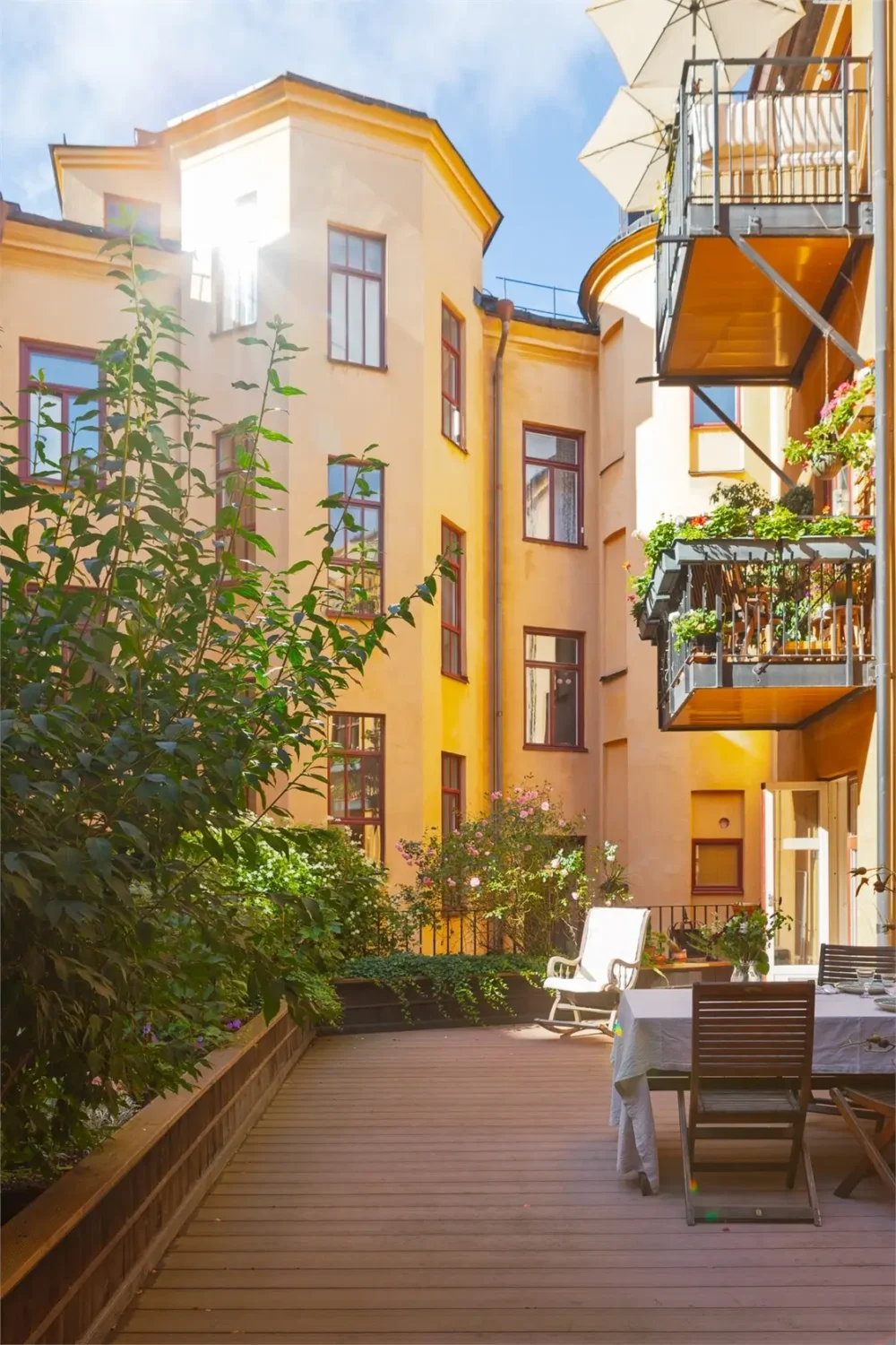 A Light-Filled Stockholm Apartment with a Charming Kitchen 28 courtyard terrace