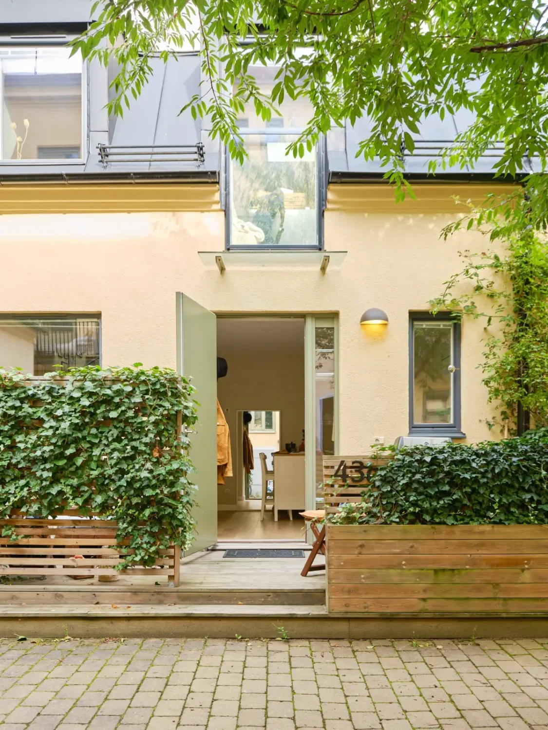 Former Stables Transformed into a Modern, Light House with Plaster Walls 25 courtyard terrace house