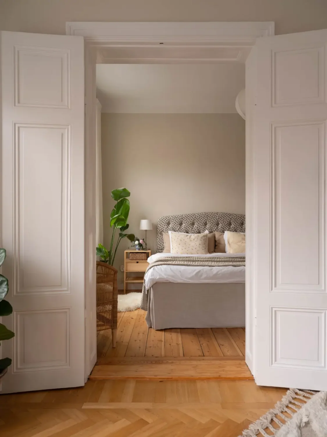A Light and Spacious Corner Apartment in a 19th-Century Building 17 double doors to bedroom