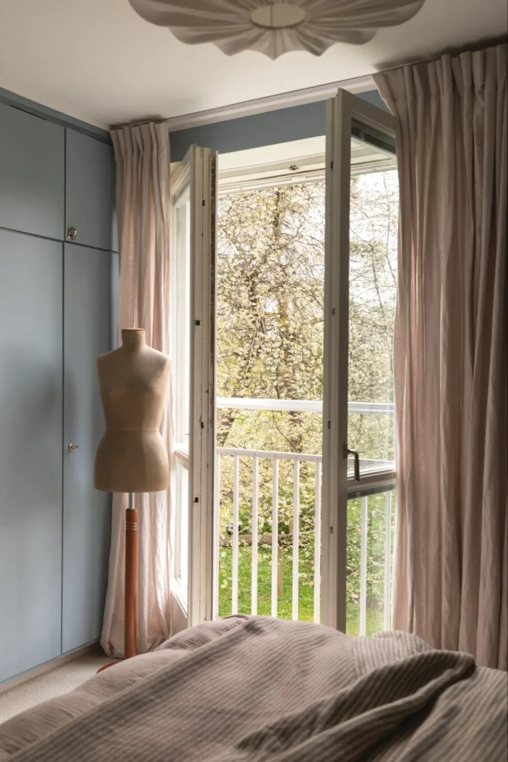 A Well-Preserved 1950s Apartment North of Stockholm 24 french balcony