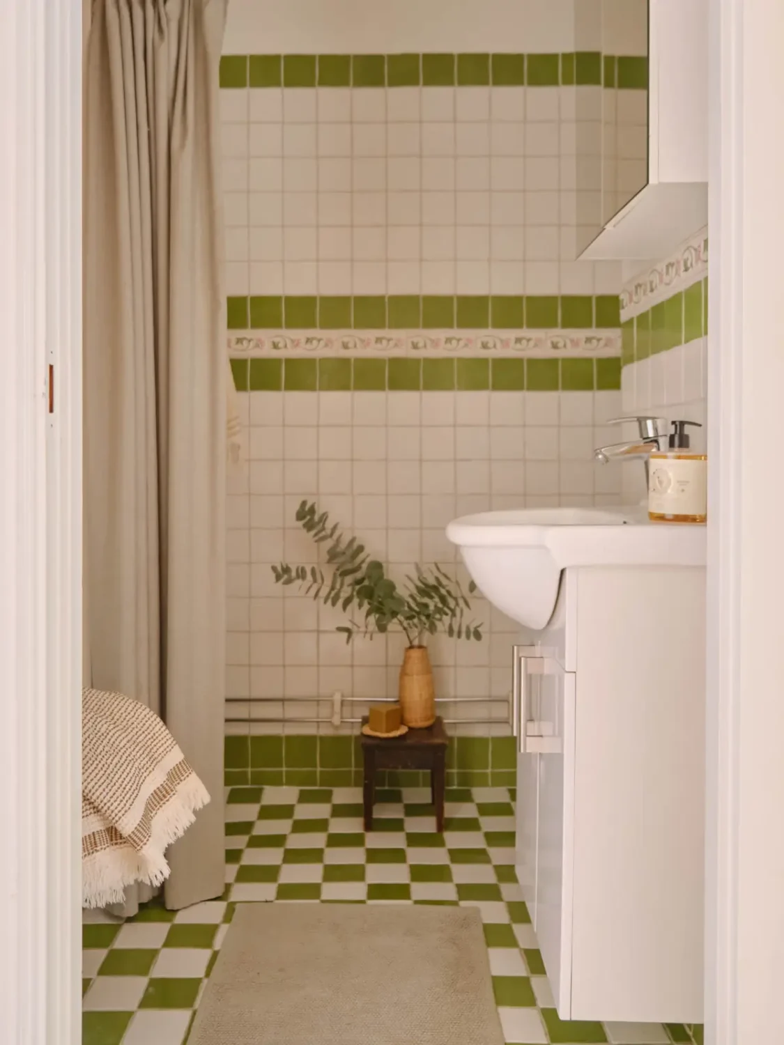 Green and Apricot Rooms in a Charming Stockholm Apartment 26 green and white bathroom