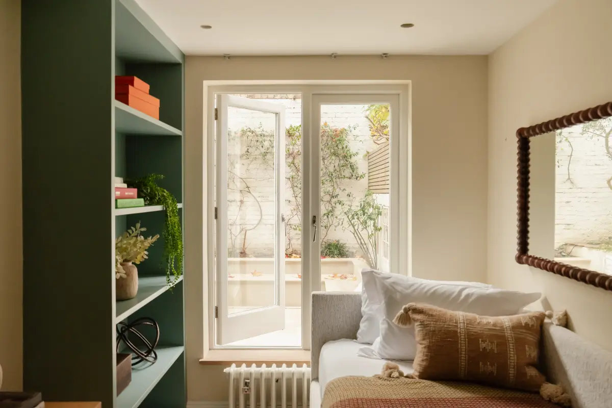 A Serene Duplex Apartment with a Glass Extension in London 32 guest room