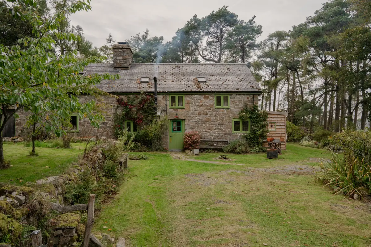 A Restored Welsh Longhouse Where Centuries of Craft Meet Contemporary Calm 28 historic-farmhouse-wales25