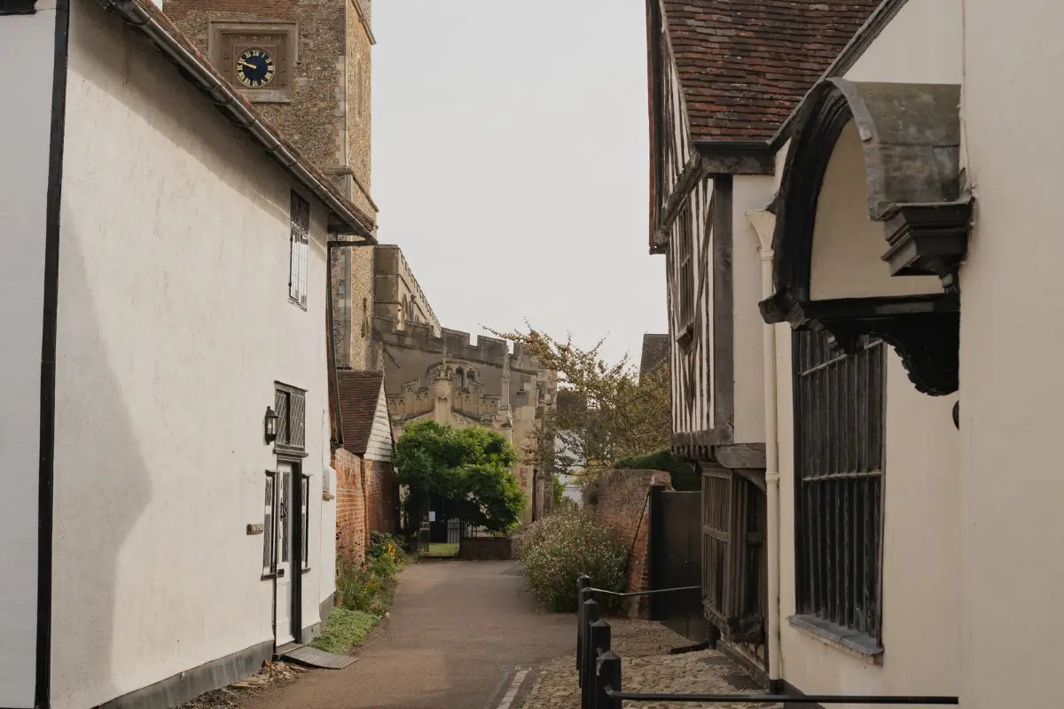 A Charming English Cottage with a Sage-Green Kitchen 27 historic street england A Charming English Cottage with a Sage-Green Kitchen