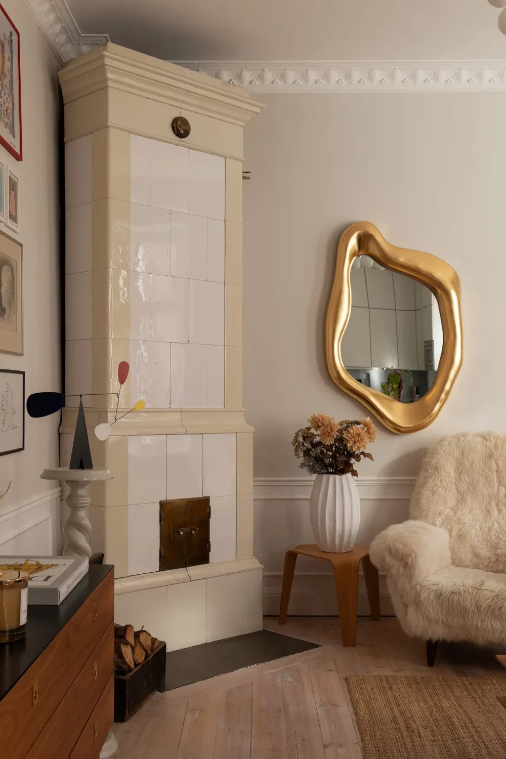 Neutral Tones and Period Character from the 1910s in a Stockholm Apartment 6 kakelugn