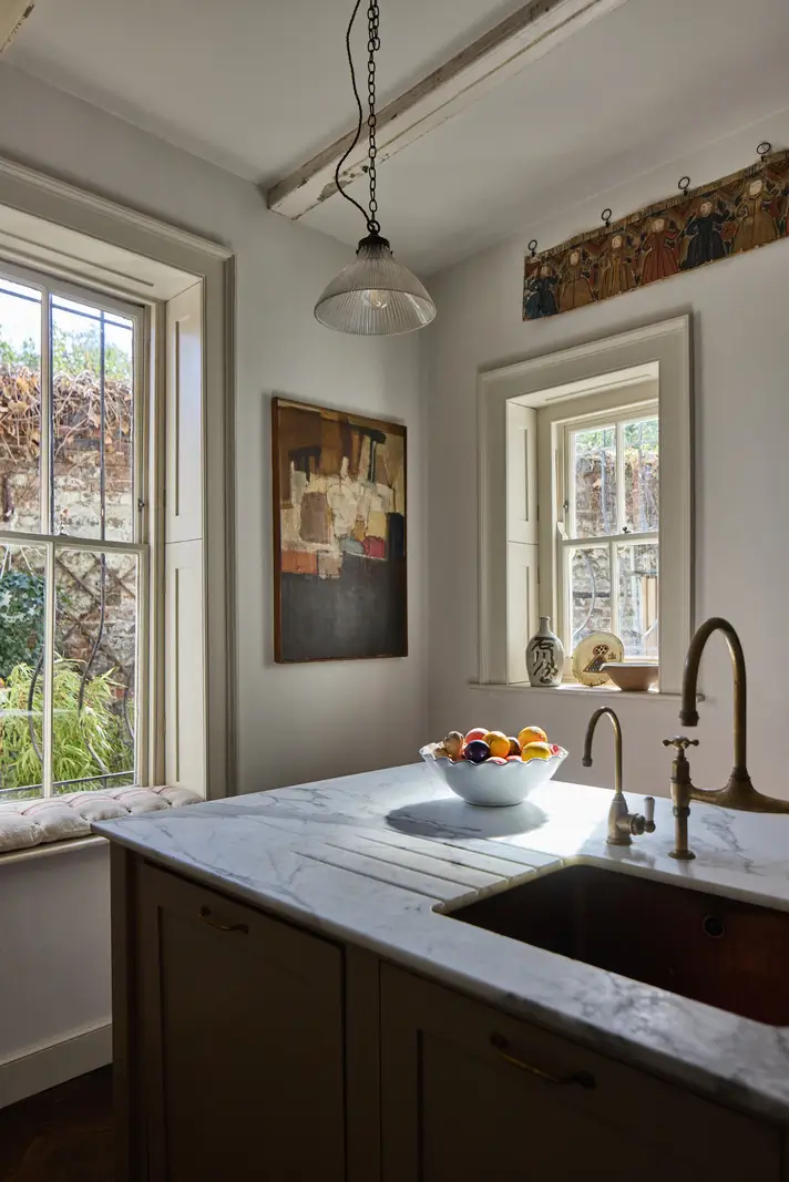 A deVOL Kitchen in a Beautiful Restored Georgian Townhouse in London 4 kitchen marble countertop window seat