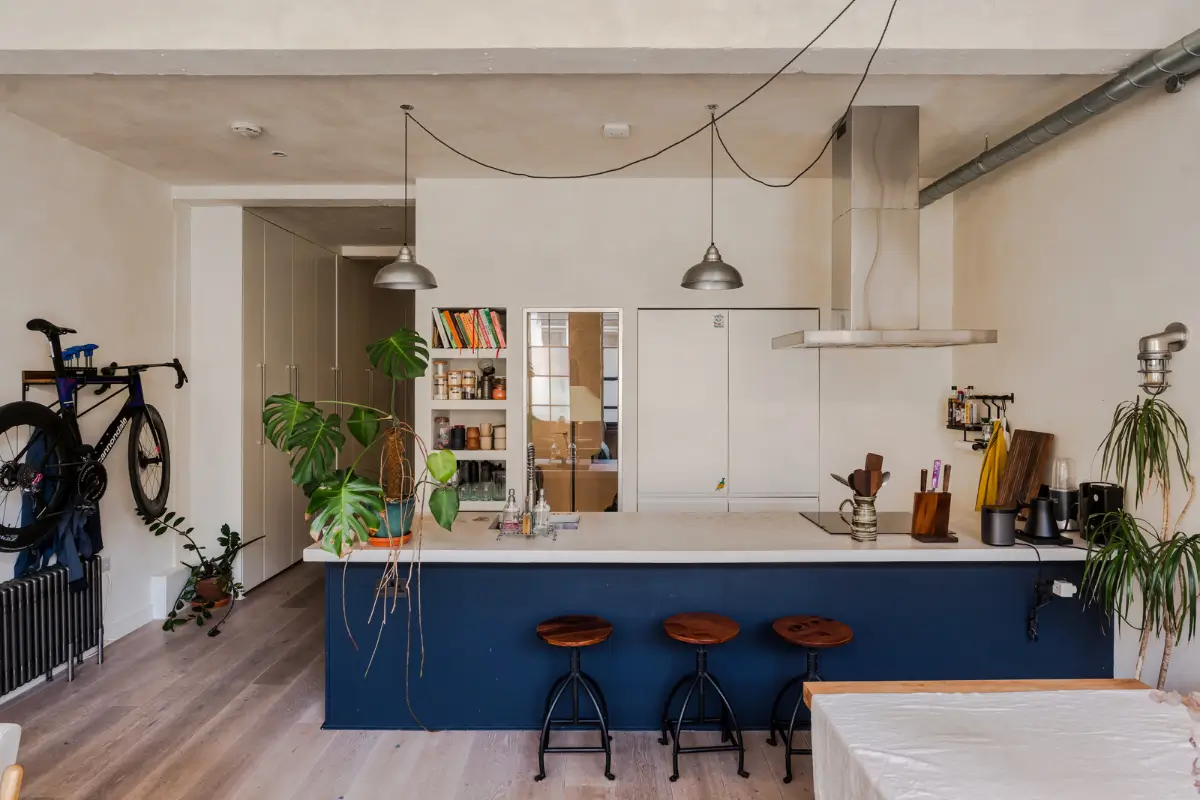 An Industrial London Apartment in a Former 1920s Shoe Factory 9 kitchen plaster walls breakfast bar