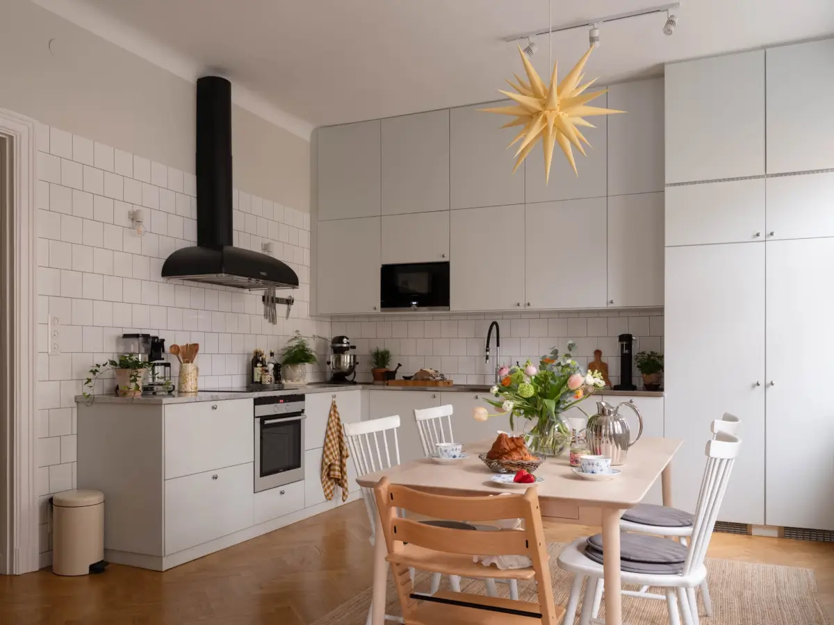 A Light and Spacious Corner Apartment in a 19th-Century Building 9 c