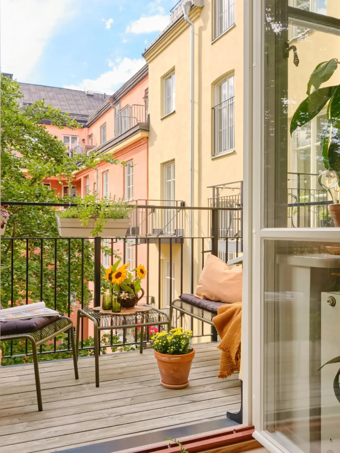 Green and Apricot Rooms in a Charming Stockholm Apartment 8 living room balcony